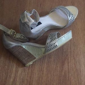 ‼️$10SALE‼️ OBO  BRONX WEDGES